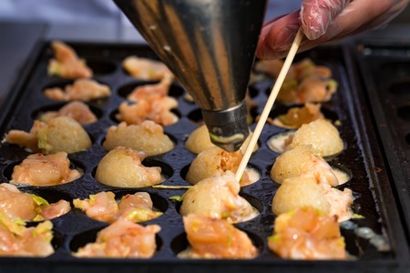 Close up baking prawns in baking pan with holesの写真素材