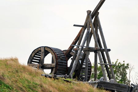 Old wooden catapult against grey sky backgroundの写真素材