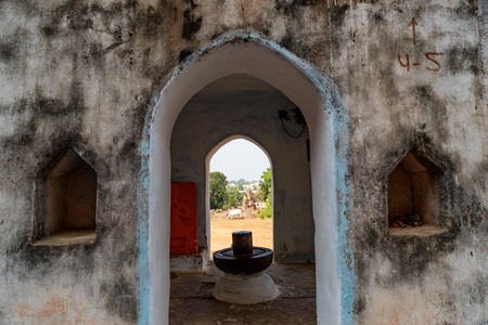 View through archway of Jahangir Mahal or Raja Palace Inside Orchha Fort Complexの素材 [FY310118938349]