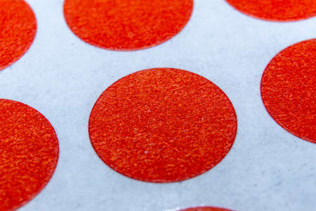Array close-up of blank red circural multi purpose labels white background used in retail and 5s quality assurance for warning and attention drawing purpose.の写真素材