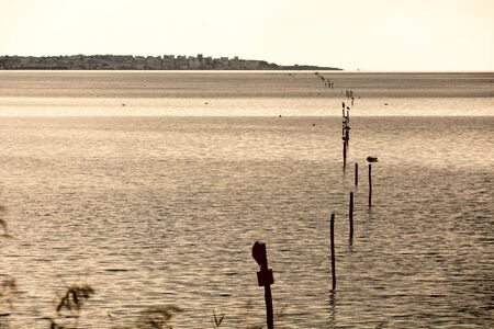 In Sardegna, c'Ã¨ un'isola minore dal nome Sant'Antioco. Visto da lontano, il piccolo paese,  al tramonto dalla laguna antistante.の写真素材