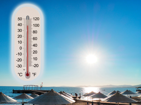 thermometer showing the temperature rise in the summer sun and seaside photo konceptの写真素材