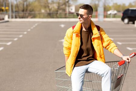 guy in the grocery cart, shopping online, takeawayの写真素材