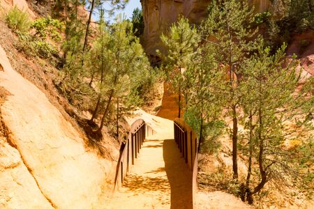A bridge in the ocher path of Roussillon park in Provenceの写真素材