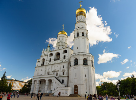 MOSCOW, RUSSIA - AUGUST 16, 2016 - Tourists walking in the main square of Kremlin in Moscowのeditorial素材