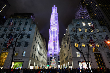 NEW YORK CITY, NY, USA - DECEMBER 30, 2016 - A crowd of people admire the Christmas decorations at Rockefeller Centerのeditorial素材