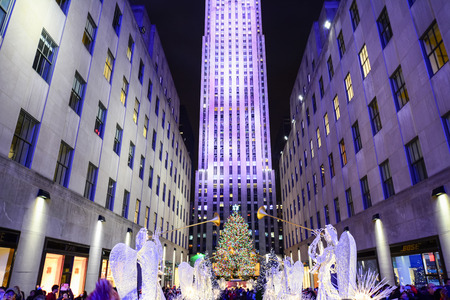 NEW YORK CITY, NY, USA - DECEMBER 30, 2016 - A crowd of people admire the Christmas decorations at Rockefeller Centerのeditorial素材