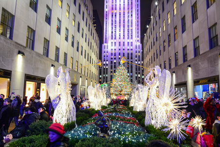 NEW YORK CITY, NY, USA - DECEMBER 30, 2016 - A crowd of people admire the Christmas decorations at Rockefeller Centerのeditorial素材