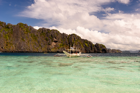 EL NIDO, PHILIPPINES - JANUARY 5, 2017 -A typical Filipino boat on the sea shore of Shimizu Island near El Nido, Palawanのeditorial素材