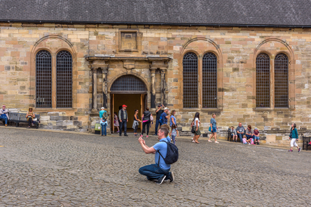 STRILING - UNITED KINGDOM - AUGUST 9, 2017 - Some tourists take photos and have fun while visiting Stirling Castle in Scotlandのeditorial素材