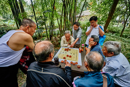 Chengdu, China - September 21, 2014: people playing Xiangqi  chinese chess  Du Fu thatched Cottage park  in Chengdu Sichuan Chinaのeditorial素材