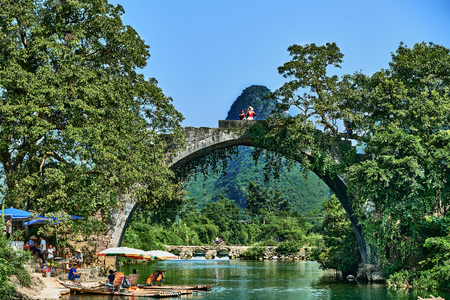 Guangxi, China - September 29 , 2014 : Yulong river between Guilin and Yangshuo in Guangxi province  Chinaのeditorial素材
