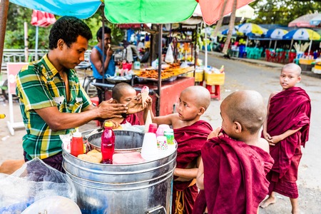 YANGON, MYANMAR - DECEMBER 16, 2016 : novices Buddhist monk children students buying ice cream Yangon in Myanmarのeditorial素材