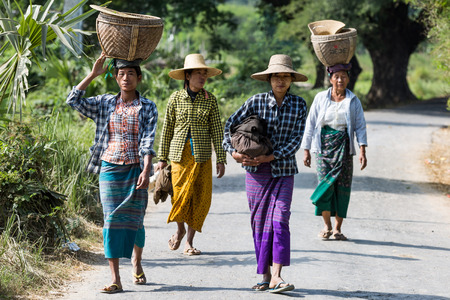 CHAUNG-U, MYANMAR - DECEMBER 01, 2016 :  burmesse farmers women walking on the road near Monywaのeditorial素材
