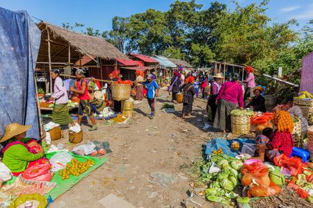INLE LAKE, MYANMAR - DECEMBER 09, 2016 : people tribe working at the five days market at the Inle Lake Shan state in Myanmar (Burma)のeditorial素材