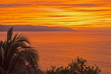 Dusk in the tropical Bay of Banderas, Mexicoの写真素材