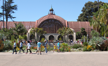 Botanical building at Balboa Park in San Diego California, picture taken on July 5th, 2016. Built for the 1915-16 Exposition, along with the adjacent Lily Pond and Lagoon, the historic building is one of the largest lath structures in the world.  The Botaのeditorial素材