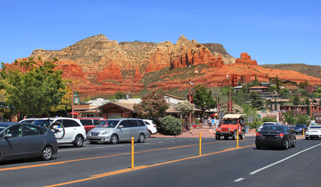 View of Sedona, Arizona city center and downtown with backdrop of red rocksのeditorial素材
