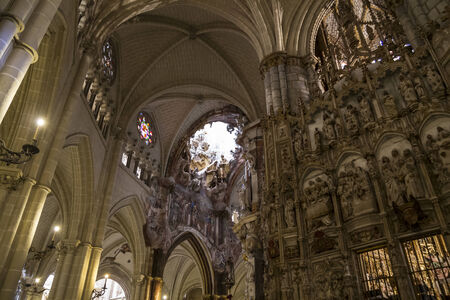 Interior of Toledo Cathedral. Arcs, organ, columns and gothic art. Spainのeditorial素材