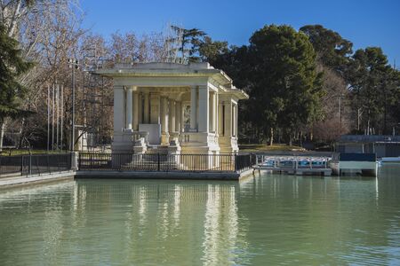 Lake in Retiro park, Madrid Spainのeditorial素材