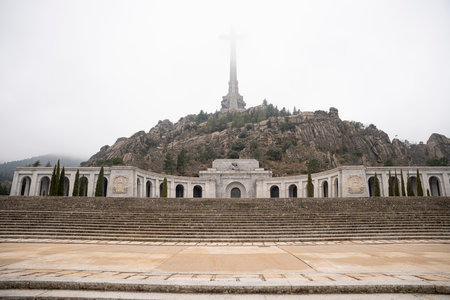 Valley of the Fallen: Majestic Cross in Fogの写真素材