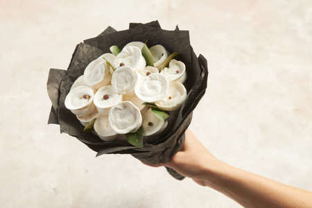 Bouquet of white marshmallow in woman handの写真素材