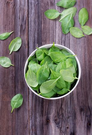 Fresh spinach in bowlの写真素材