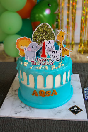 Birthday cake decorated with animals, giraffes, zebras, giraffes, giraffes.の写真素材