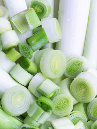 Fresh Sliced Leeks â Close-Up of Green and White Vegetable Textureの写真素材