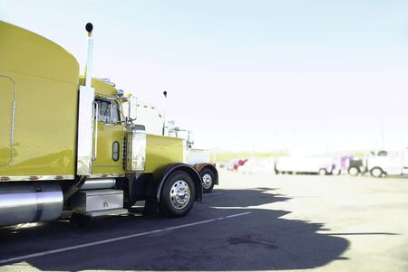 18 Wheelers Await Dispatch On A Bright Sunny Dayの写真素材
