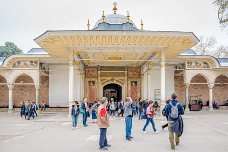 Unidentified People enter Gate of Felicity in Topkapi Palace, a large museum destination,in Istanbul,Turkey.11 April 2018
のeditorial素材