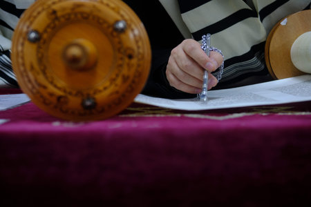Reading the Torah Scrolls in the Synagoge