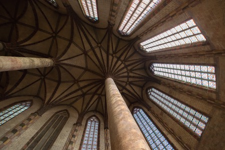 TOULOUSE, FRANCE - OCTOBER 07, 2012: Interior of Basilica of St. Sernin in Toulouseのeditorial素材