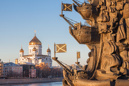 MOSCOW, RUSSIA NOVEMBER 28, 2015: Cathedral of Christ the Savior is Cathedral of the Russian Orthodox Church. In the foreground detail of the monument to Peter the Greatのeditorial素材