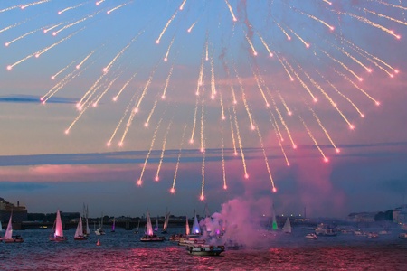 St. Petersburg, Russia - July 09, 2017: Fireworks on the Neva, yachts, white nightのeditorial素材