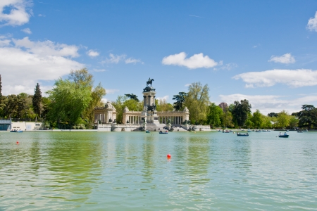 MADRID - APRIL 20: People enjoy spring evening in Buen Retiro park on April 20, 2012 in Madrid, Spain. Buen Retiro park is the largest park of the city of Madrid.のeditorial素材