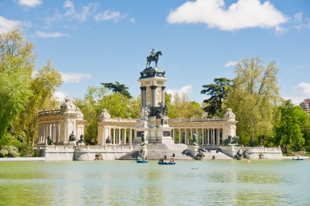 MADRID - APRIL 20: People enjoy spring evening in Buen Retiro park on April 20, 2012 in Madrid, Spain. Buen Retiro park is the largest park of the city of Madrid.のeditorial素材