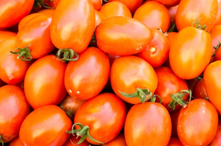 fresh tomatoes in a marketの写真素材