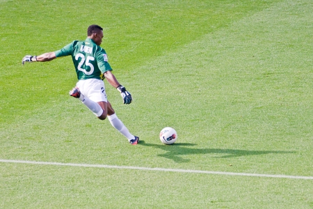  MALAGA - APRIL 29: Carlos Kameni, a Cameroonian in action during a Spanish league match: Malaga-Valencia at Rosaleda Stadium on April 29, 2012 in Malaga, Spain.のeditorial素材