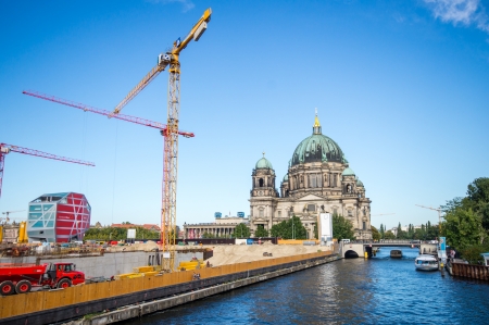 BERLIN, GERMANY - SEPTEMBER 17:  Panoramic view of the Berlin Cathedral on September 17, 2013 in Berlin, Germany. Museum Island on Spree river hosts five famous museums, Unesco heritage.のeditorial素材
