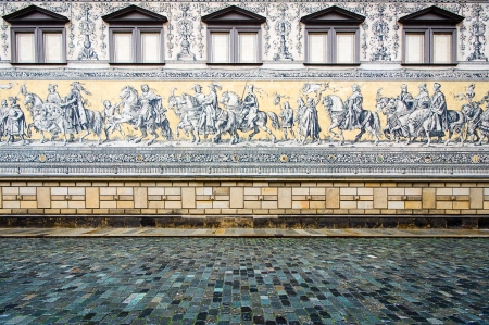 DRESDEN, GERMANY - SEPTEMBER 23: the Procession of Princes on September 23, 2013 in Dresden, Germany. The mural was originally painted between 1871 and 1876.のeditorial素材