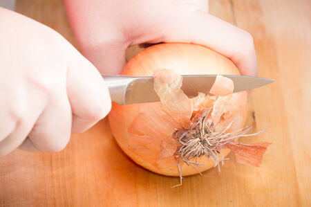 woman peeling onionの写真素材