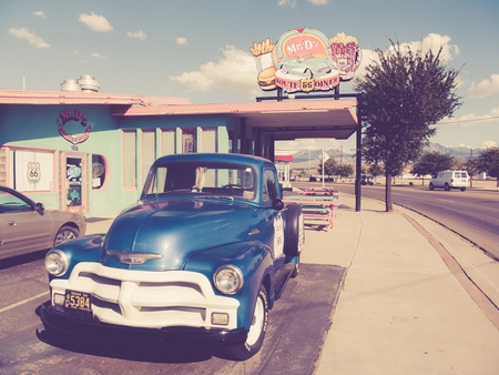 KINGMAN, USA - SEPTEMBER 06: Mr D'z in historic Route 66 on September 06, 2015 in Kingman, United States. It is an original roadside Diner.のeditorial素材