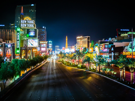 LAS VEGAS, USA - SEPTEMBER 08: Unidentified tourists in the strip on September 08, 2015 in Las Vegas, United States. It is an internationally renowned major resort city known primarily for gambling, shopping, fine dining and nightlife.のeditorial素材