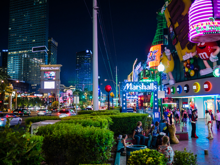 LAS VEGAS, USA - SEPTEMBER 08: Unidentified tourists in the strip on September 08, 2015 in Las Vegas, United States. It is an internationally renowned major resort city known primarily for gambling, shopping, fine dining and nightlife.のeditorial素材