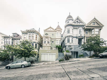 SAN FRANCISCO, USA - SEPTEMBER 14: Alamo Square on September 14, 2015 in San Francisco, California, United States. It is a residential neighborhood and park in San Francisco.のeditorial素材