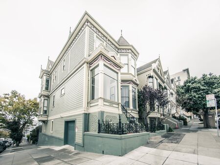 SAN FRANCISCO, USA - SEPTEMBER 14: Alamo Square on September 14, 2015 in San Francisco, California, United States. It is a residential neighborhood and park in San Francisco.のeditorial素材