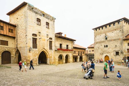 SANTILLANA DEL MAR,CANTABRIA,SPAIN - 31 AUGUST,2016:Crowd of people walking on paved square of old cityのeditorial素材