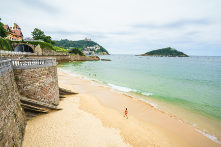 SAN SEBASTIAN,SPAIN - 30 AUGUST,2016:Boats moored in San Sebastian bayのeditorial素材