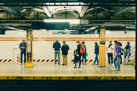 New York, USA - 23 October, 2016: people waiting for train on subway stationのeditorial素材